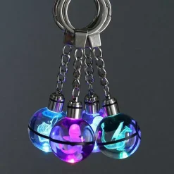 Pokeball Anhanger Mit Pokemon Motiven Und Farbwechsel