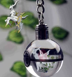 Pokeball Anhanger Mit Pokemon Motiven Und Farbwechsel