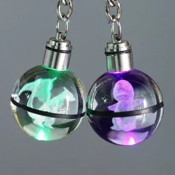 Pokeball Anhanger Mit Pokemon Motiven Und Farbwechsel