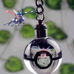 Pokeball Anhanger Mit Pokemon Motiven Und Farbwechsel