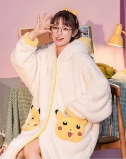 Pokemon Pikachu Kuscheliger Fleece Bademantel