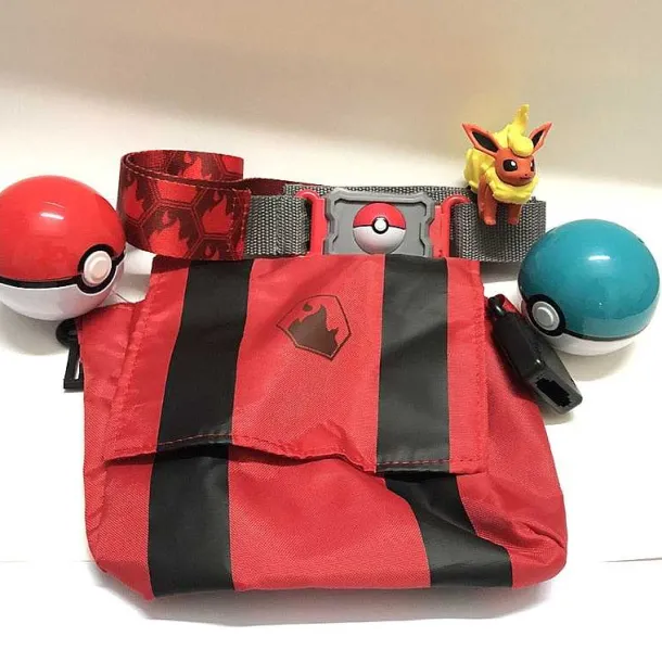 Pokemon Poke Ball Gurtel Mit 2X Pokeball Und 1X Figur